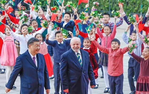 Lula é recebido na China ao som de "Novo tempo" — Foto: Ricardo Stuckert