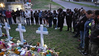 Comunidade presta homenagem em memorial improvisado para as vítimas de um tiroteio no campus da Covenant School, em Nashville, Tennessee, onde ex-aluno armado matou três crianças e três funcionários — Foto: BRENDAN SMIALOWSKI/AFP