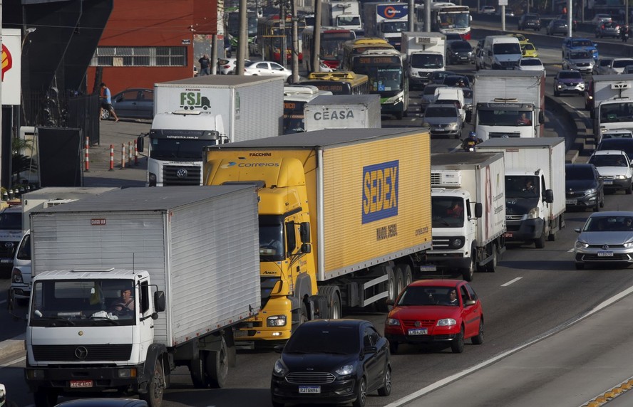 Caminh&otilde;es na Avenida Brasil, no Rio: teste toxicol&oacute;gico para motoristas profissionais ser&atilde;o obrigat&oacute;rios