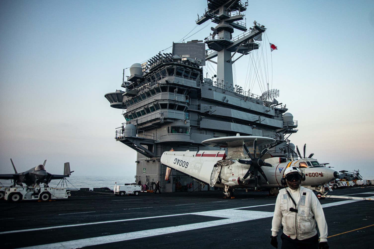 EUA enviam porta-aviões para substituir USS Abraham Lincoln no Oriente Médio em meio a relatos de crise a bordo