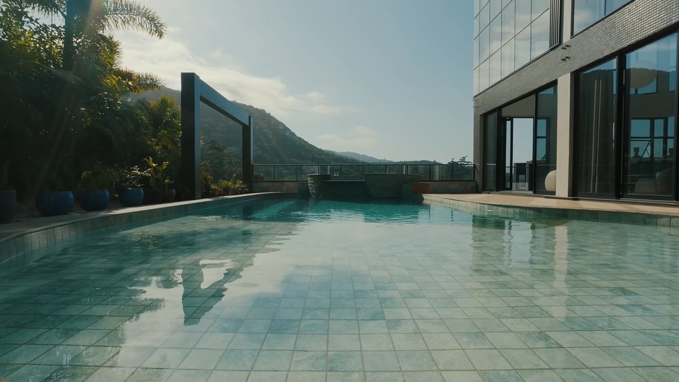 Piscina com água salinizada e cromoterapia — Foto: Divulgação Bruno Cassola