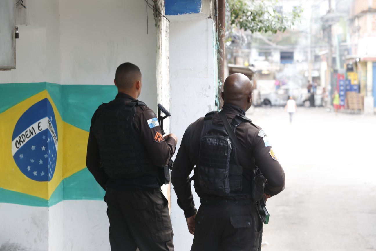 Operação da Polícia Militar no Complexo do Alemão. — Foto: Fabiano Rocha / Agência O Globo