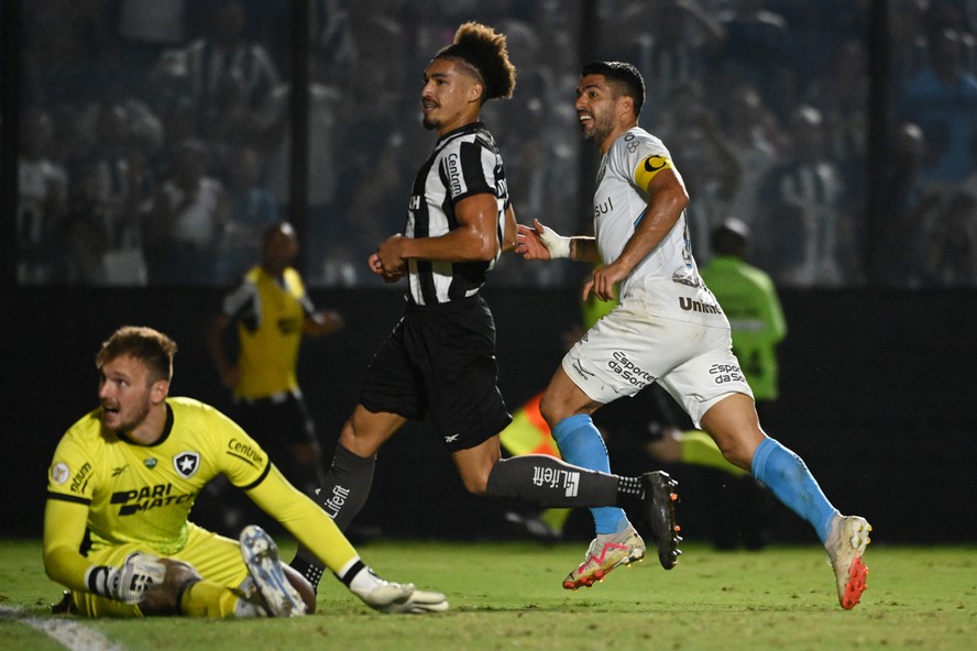 Perri e Adryelson veem bola balançar as redes enquanto Suárez comemora seu terceiro gol contra o Botafogo