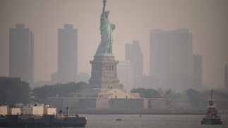 A Estátua da Liberdade, em Nova York, encoberta pela fumaça dos incêndios florestais do Canadá, levantando preocupações sobre os danos da persistente má qualidade do ar. — Foto: Ed JONES/AFP