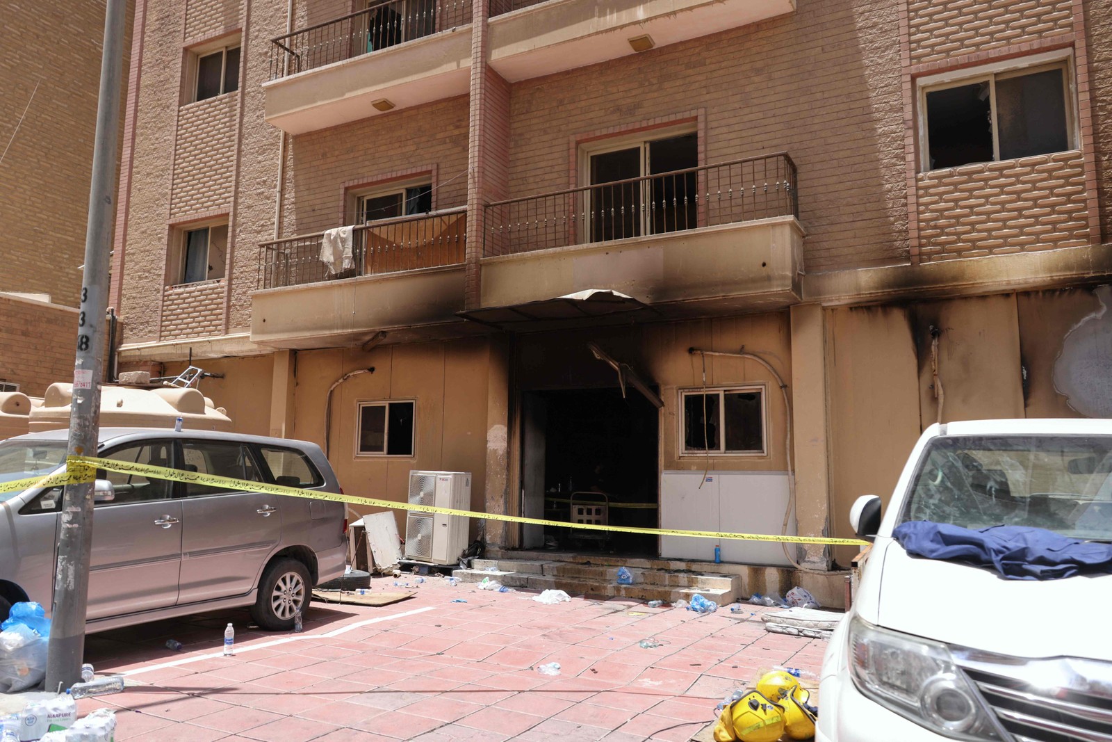 O incêndio aconteceu nos andares inferiores de um edifício habitado por trabalhadores asiáticos, informaram testemunhas — Foto: Yasser Al-Zayyat/AFP