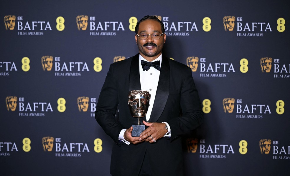 Ryan Coogler com o Bafta de "Melhor roteiro original" por "Pecadores", filme que também assina a direção — Foto: JUSTIN TALLIS / AFP