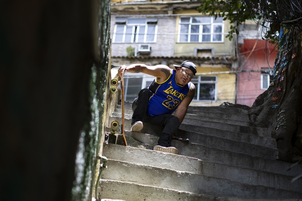 Michael Batista Tavares, known as Mick, suffered from childhood paralysis and today travels the streets, alleys and stairs with a skateboard — Photo: Márcia Foletto
