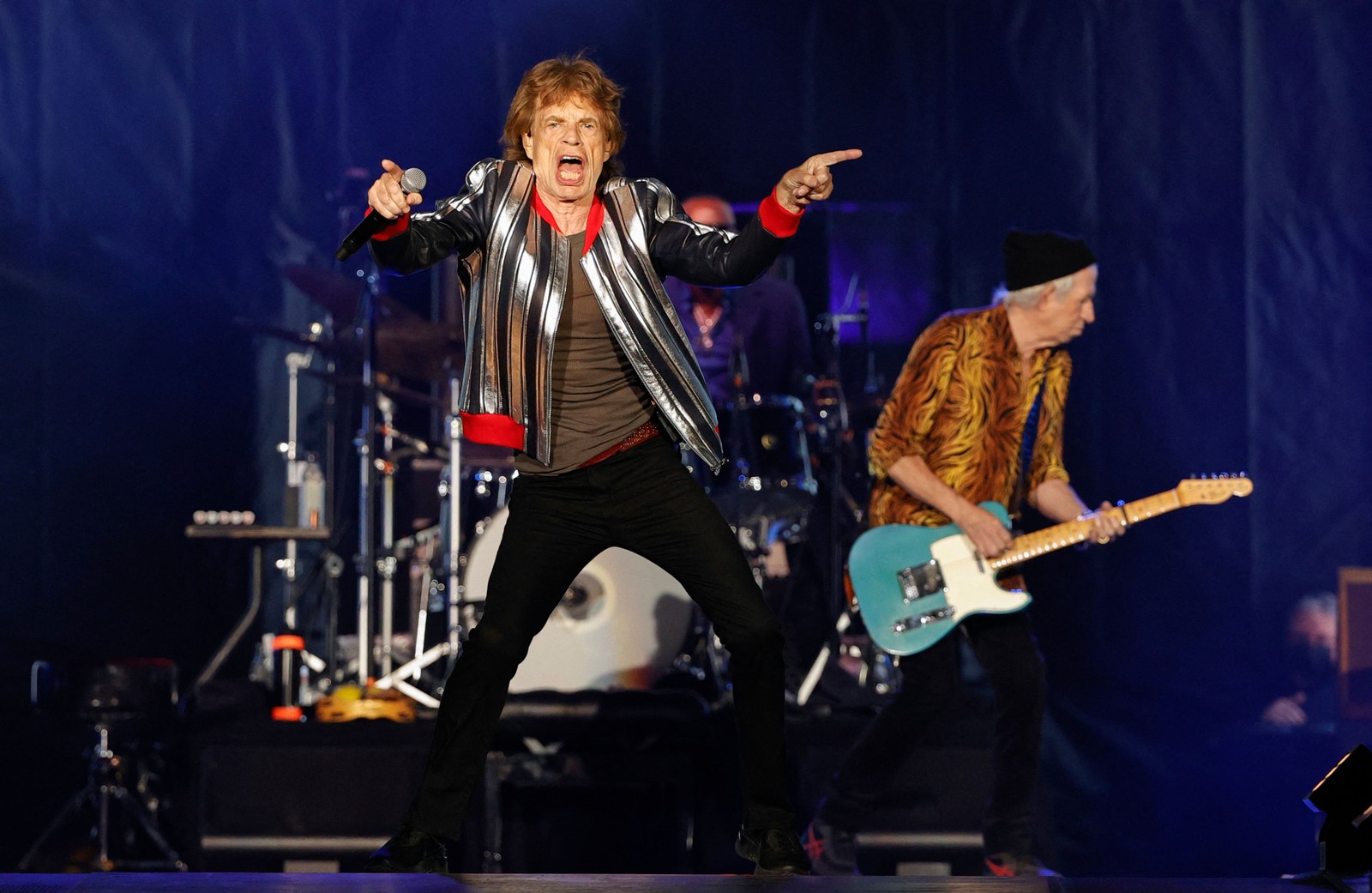 Mick Jagger durante show, com o guitarrista Keith Richards ao fundo — Foto: Kamil Krzaczynski / AFP
