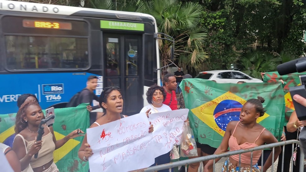 Mabnifestantes seguram cartazes em frente ao Palácio Guanabara — Foto: Luiz Ernesto Magalhães