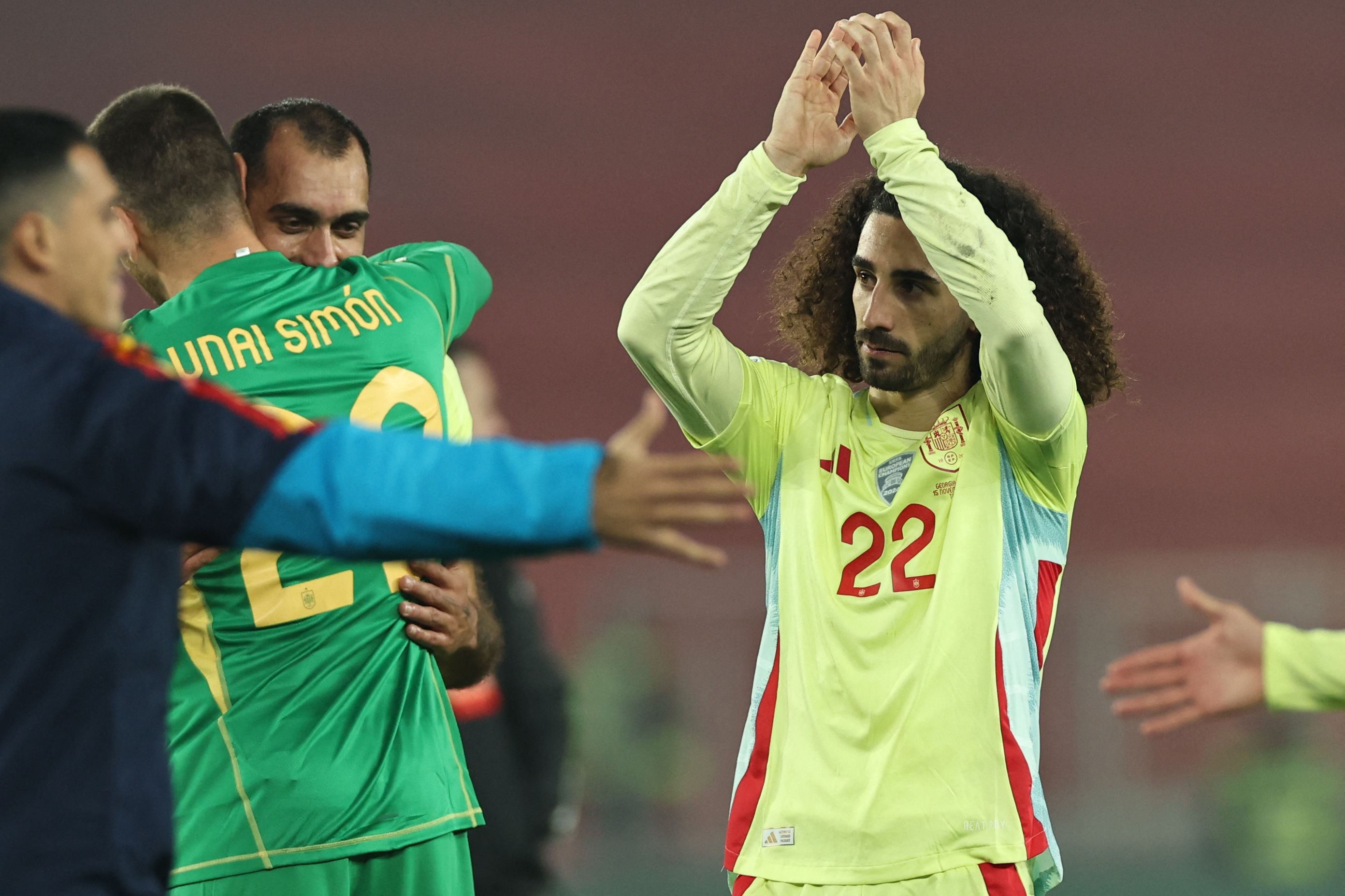 Cucurella assina contrato com o Real Madrid, diz jornalista