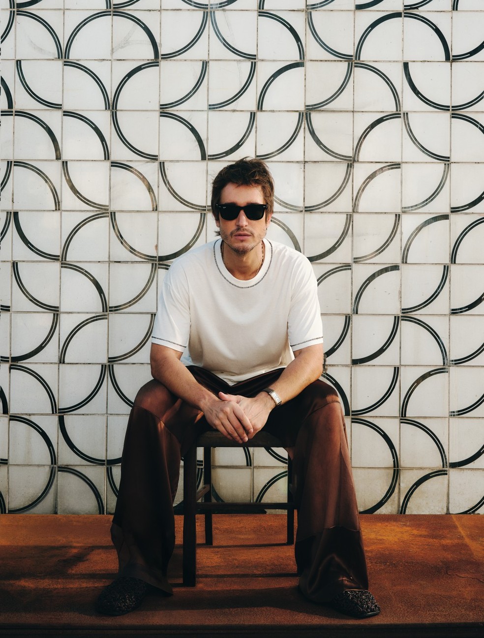 O estilista Airon Martin: todos os looks do ensaio são da Misci — Foto: Bruna Sussekind