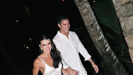 Romulo Arantes Neto e Mari Saad fazem luau pré-casamento. Veja fotos