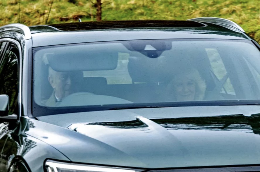 O rei Charles III e a rainha Camilla chegam a Crathie Kirk, perto de Balmoral, para um culto religioso dominical, neste domingo (21), data em que a rainha Elizabeth II completaria 98 anos