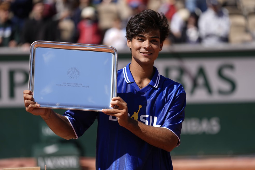 Guto Miguel exibe premia��o ao ser campe�o em Roland Garros - Foto: Divulga��o / FFT