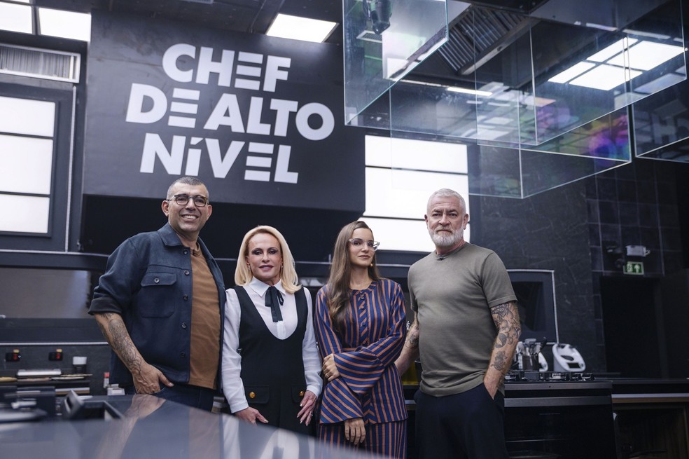 Ana Maria Braga com os mentores de ‘Chef de alto nível’ — Foto: Globo/Beto Roma