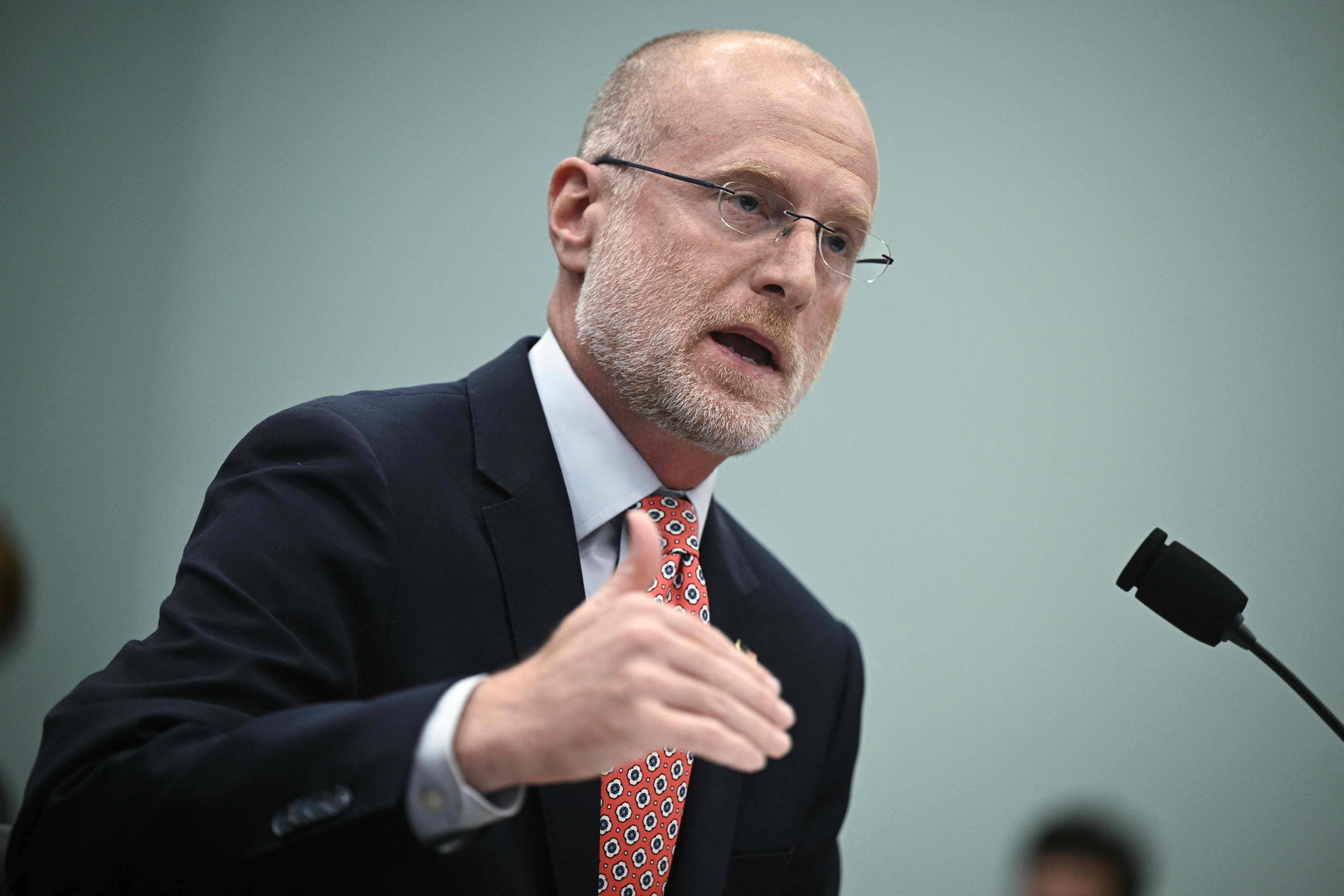 Presidente da Comiss&atilde;o Federal de Comunica&ccedil;&otilde;es dos EUA amea&ccedil;a cassar licen&ccedil;as de emissoras por cobertura da guerra no Ir&atilde;