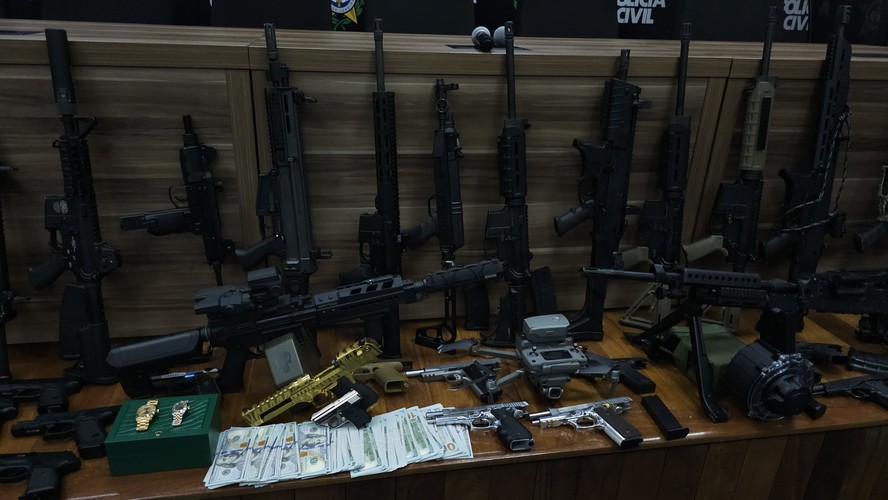 Armamento apreendido em a&ccedil;&atilde;o da Pol&iacute;cia Civil e do MPRJ
