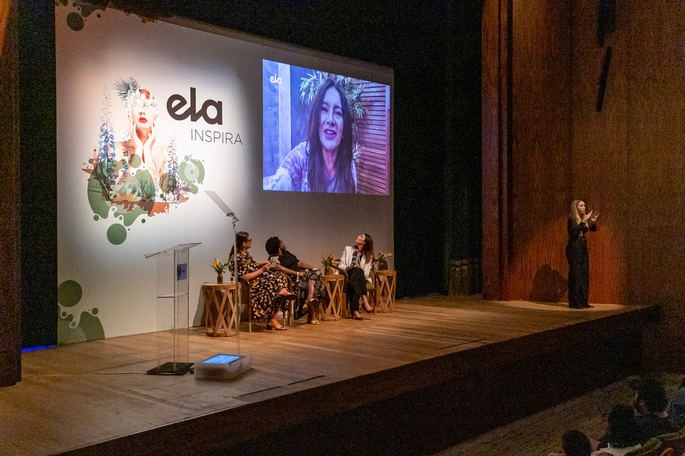 O bate-papo contou com o depoimento em vídeo da atriz Dira Paes — Foto: Marco Sobral