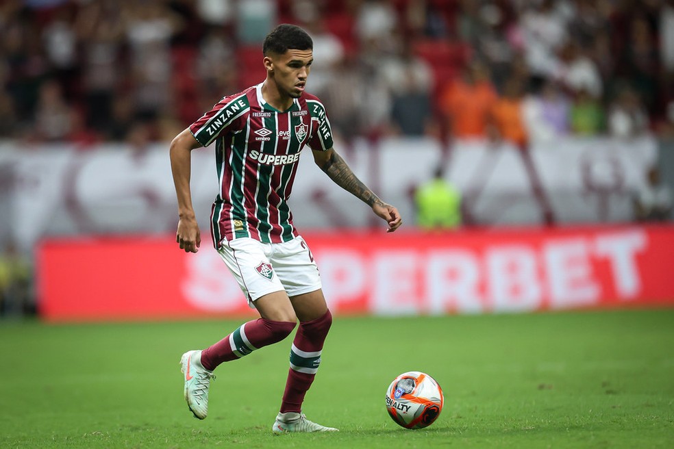 Riquelme sofreu ume entorse no joelho esquerdo durante treino — Foto: Marcelo Gonçalves/Fluminense