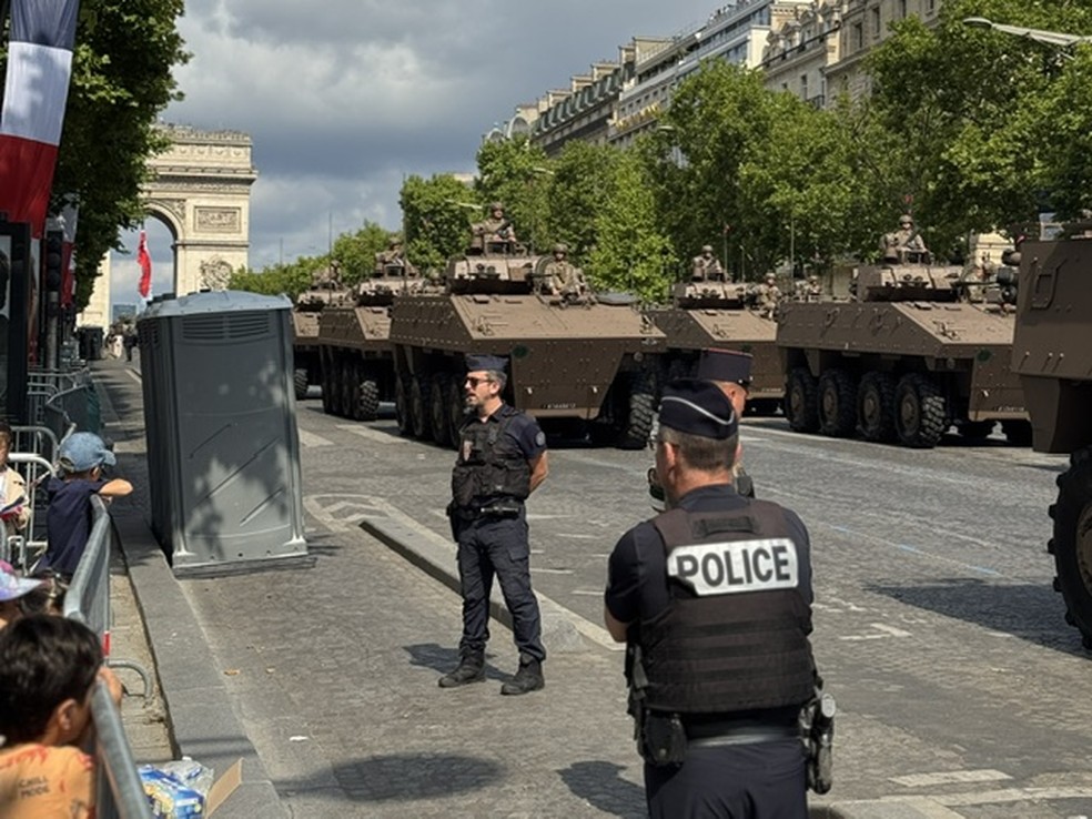 Veículos militares desfilam por Paris — Foto: Paola de Orte