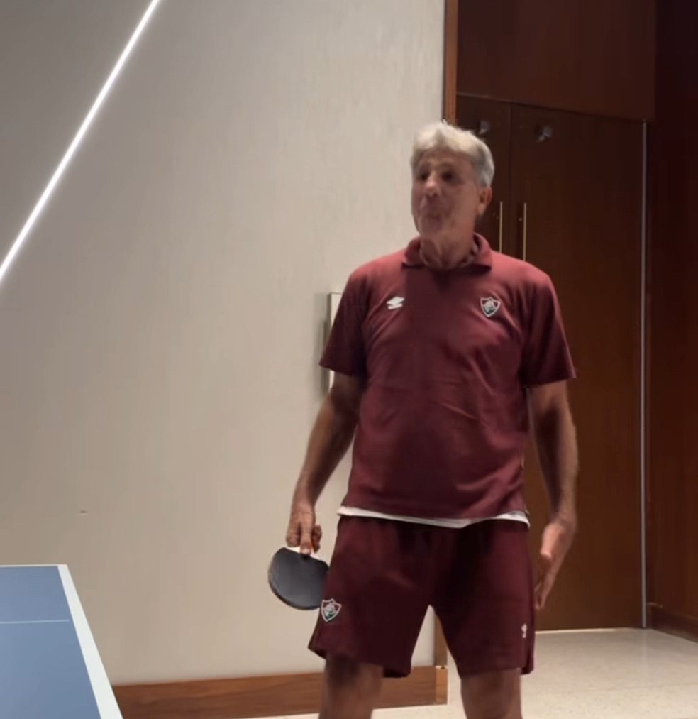 Renato Gaúcho jogando ping-pong na concentração do Fluminense — Foto: Reprodução