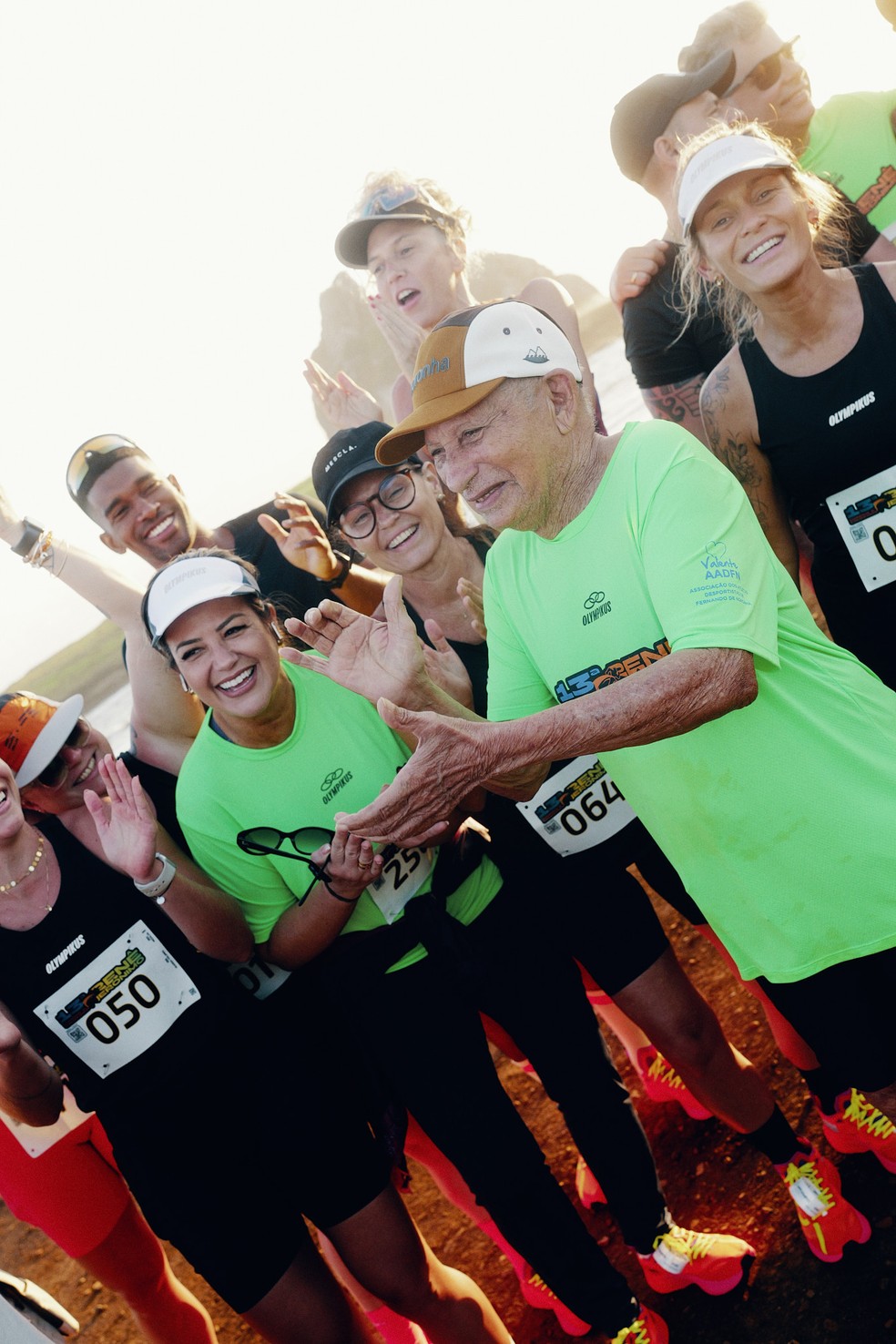 Seu Renê Jerônimo festejado durante evento de 2025 — Foto: Buena Onda/Divulgação Olympikus