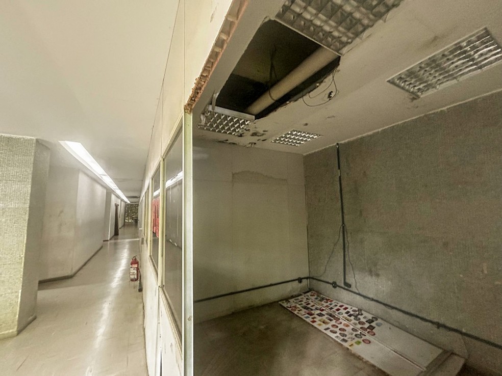 No prédio da Faculdade de Letras salas são interditadas — Foto: GabrIel de Paiva/ Agência O Globo