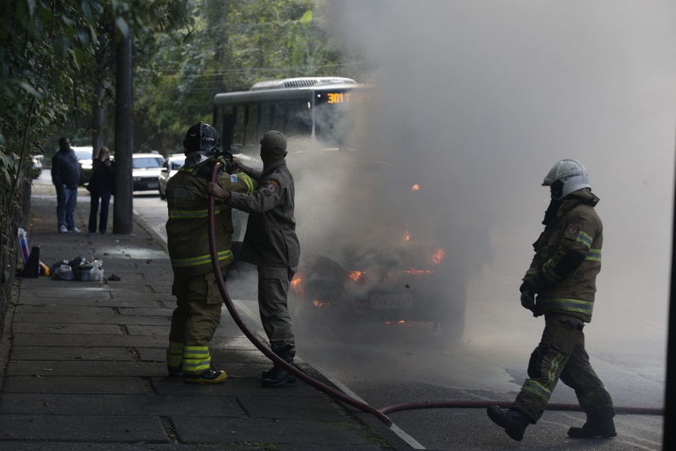 Bombeiros atuam para apagar chamas de carro que pegou fogo no Alto da Boa Vista — Foto: Alexandre Cassiano