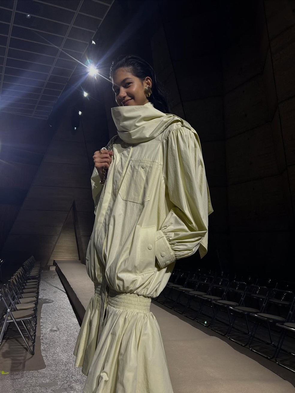Quem é a modelo brasileira de origem indígena que estreou na passarela da Chloé em Paris — Foto: Reprodução Instagram