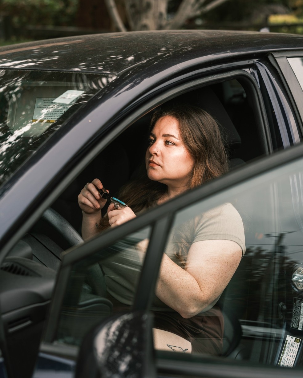 Katie Gallagher, moradora de Portland, diz ter se candidatado a mais de 3 mil vagas: "O estresse da rejeição é insuportável". — Foto: Jordan Gale/NYT