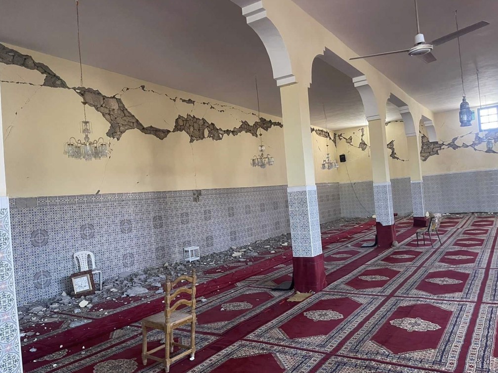 Danos causados ​​pelo terremoto na mesquita de Moulay Brahim em El Haouz, próximo de Marrakech — Foto: @Le360fr/ Reprodução