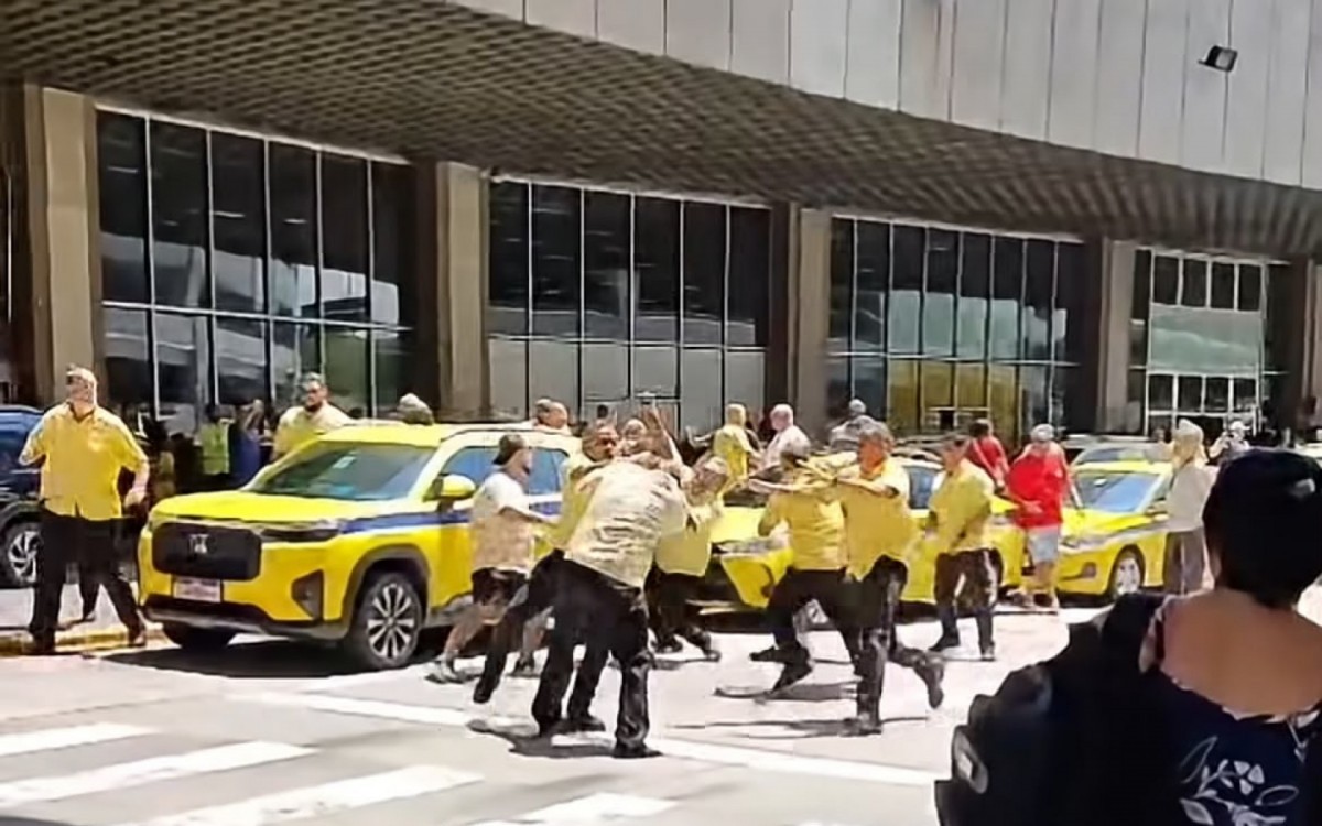 Vídeo: taxistas se envolvem em briga generalizada no Aeroporto Internacional Tom Jobim