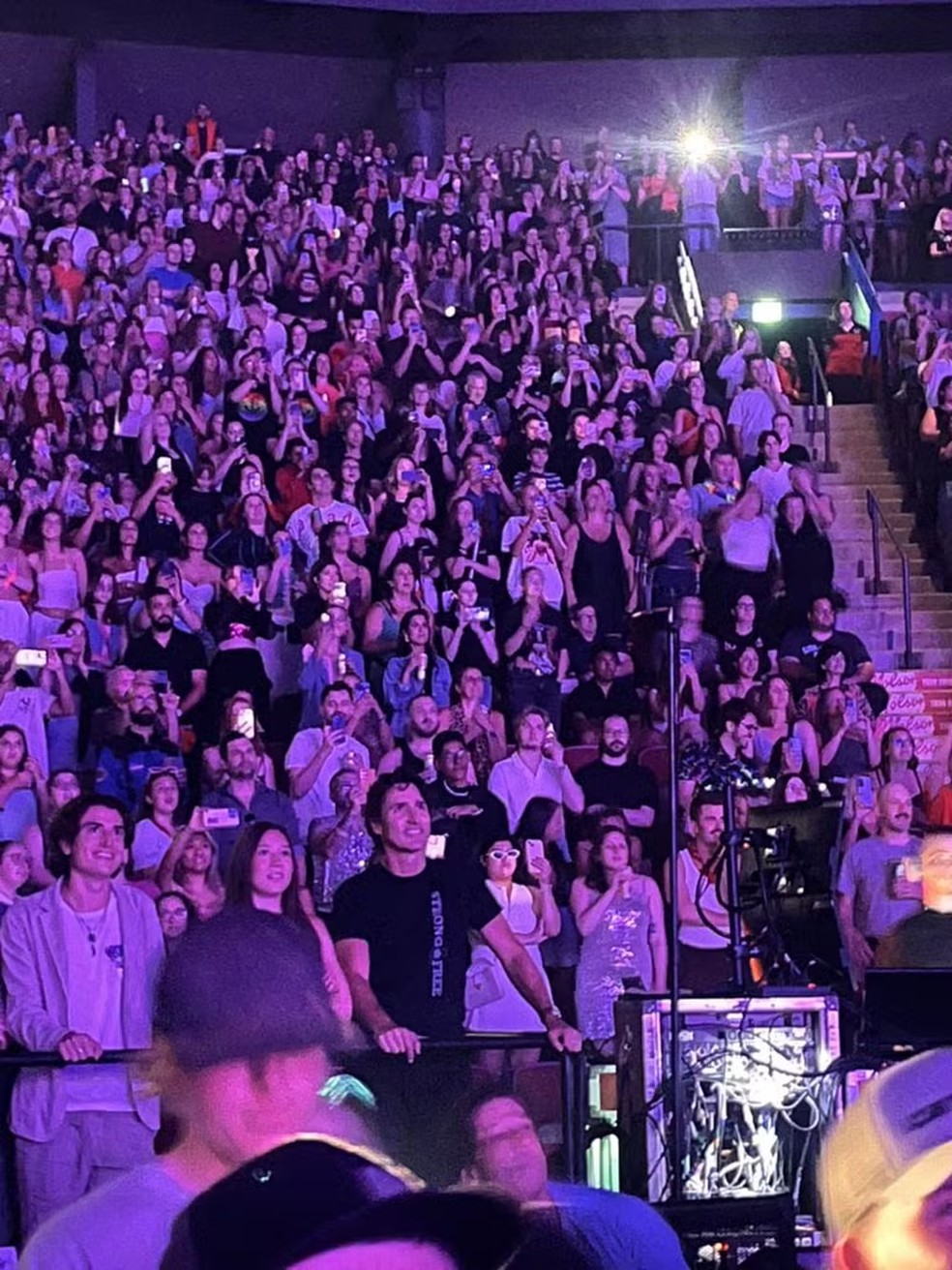 Justin Trudeau (abaixo, ao centro, de camiseta preta) com a filha, Ella-Grace, em show de Katy Perry — Foto: Reprodução/X