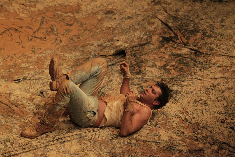 Armando Babaioff em cena da peça "Tom na fazenda" — Foto: Divulgação/Ricardo Brajterman