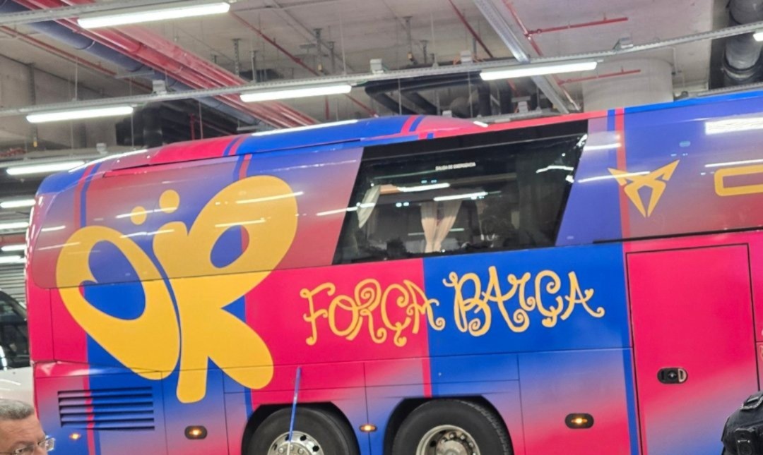 Torcedores do Barcelona apedrejam próprio ônibus por engano