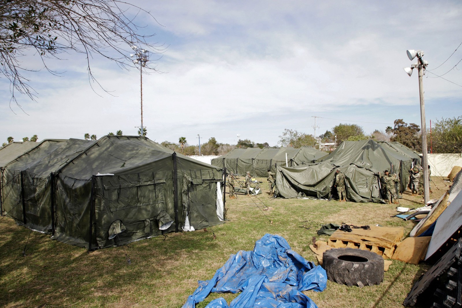 Mexican soldiers build a temporary shelter on the border between Mexico and the United States, in Matamoros, Mexico, 01/22/2025 — Photo: Quetzalli Blanco / AFP