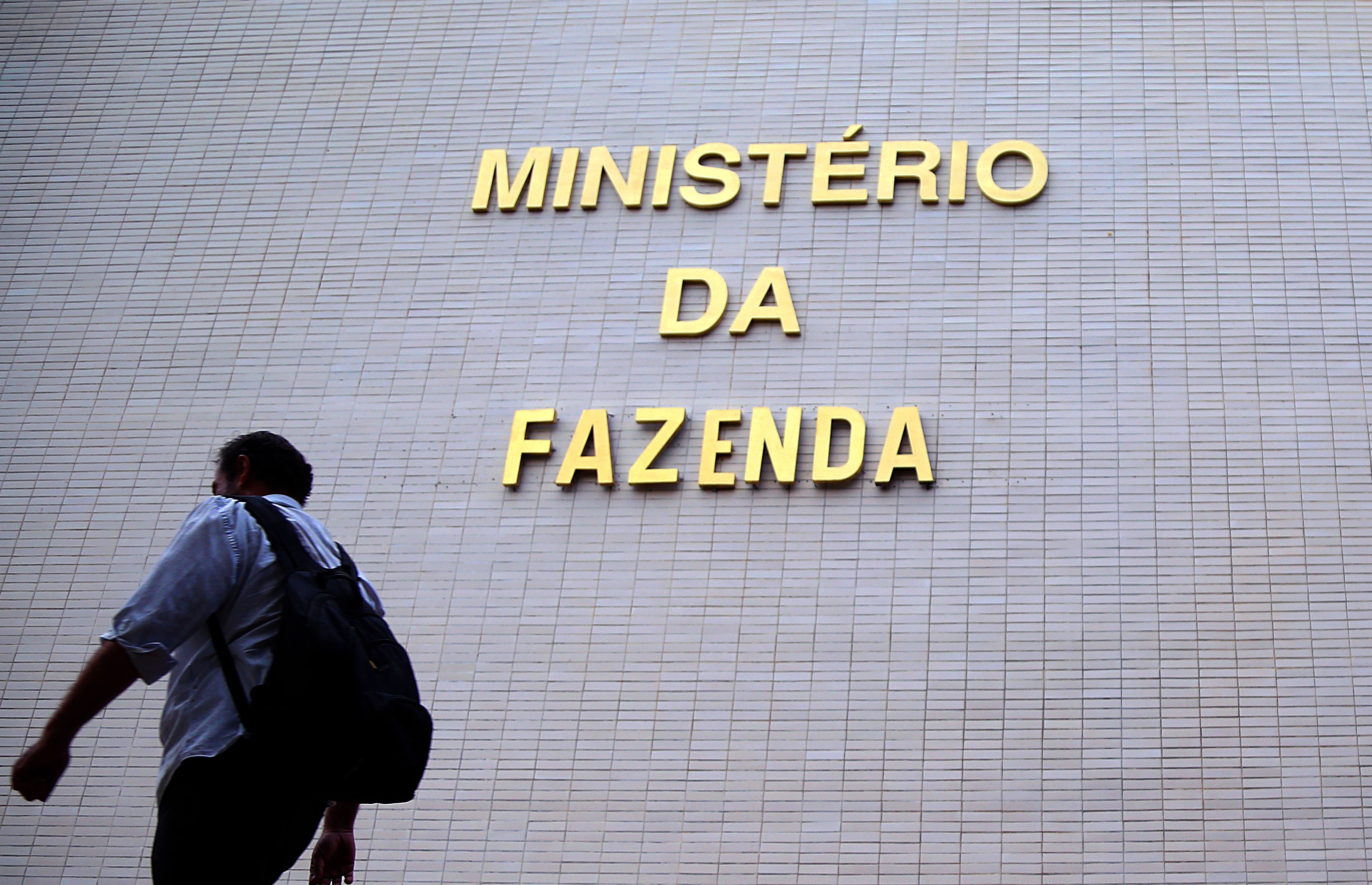 Governo tem déficit R$ 105,2 bi de janeiro a setembro; número é 11,5% pior que em 2023