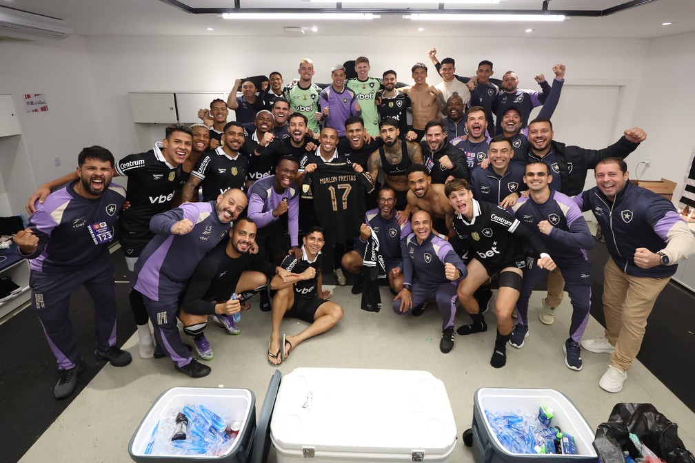 Jogadores do Botafogo com a camisa do Marlon Freitas