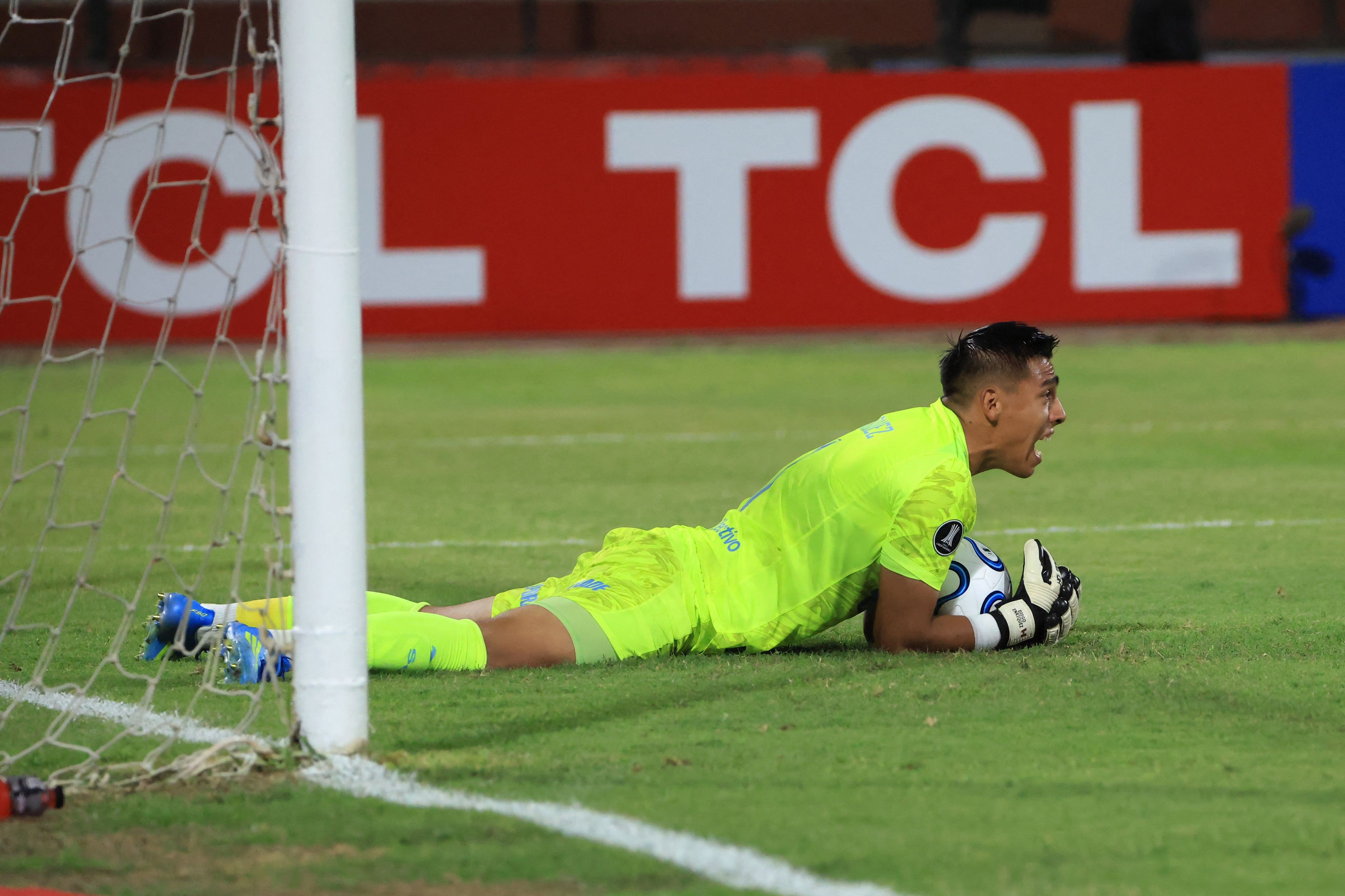 Libertadores: Goleiro do Sporting Cristal teria consultado celular antes de pênalti do Palmeiras