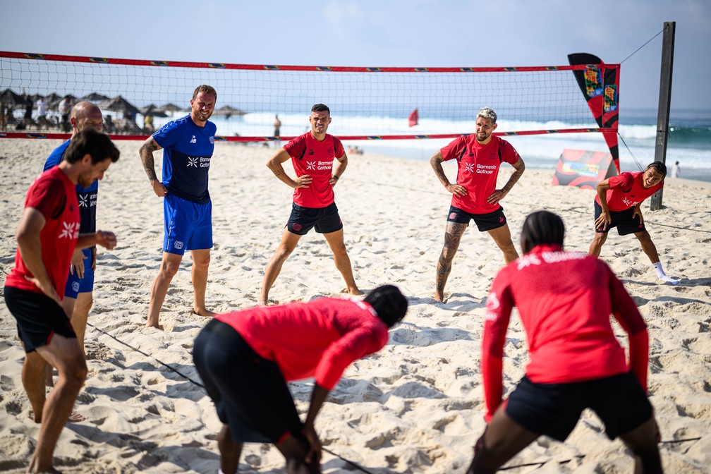 Um dos treinos do Leverkusen na praia da Barra da Tijuca — Foto: Divulgação/Bayer Leverkusen