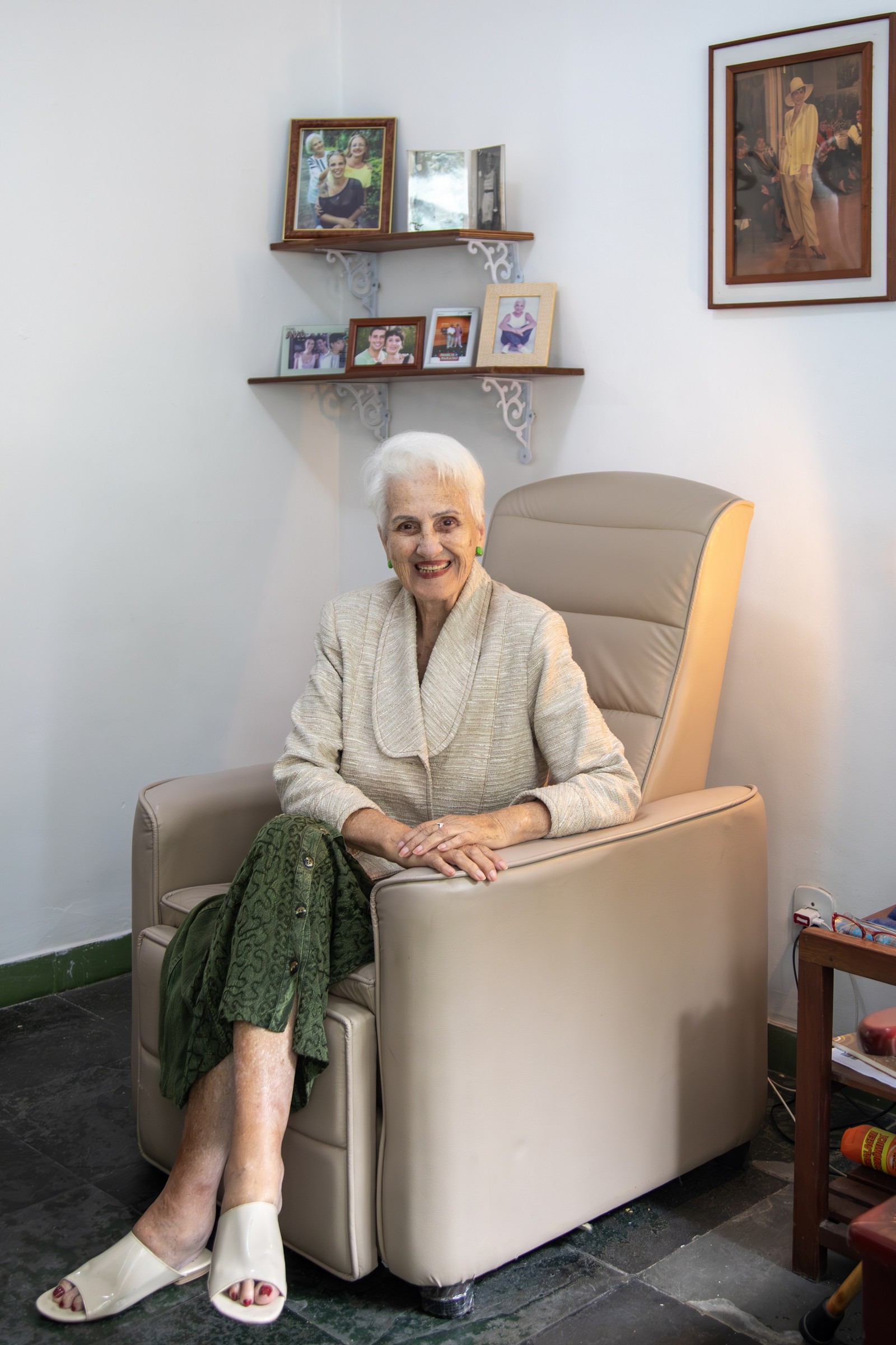 Actress Claire Digonn at her home in Retiro dos Artistas — Photo: Ana Branco