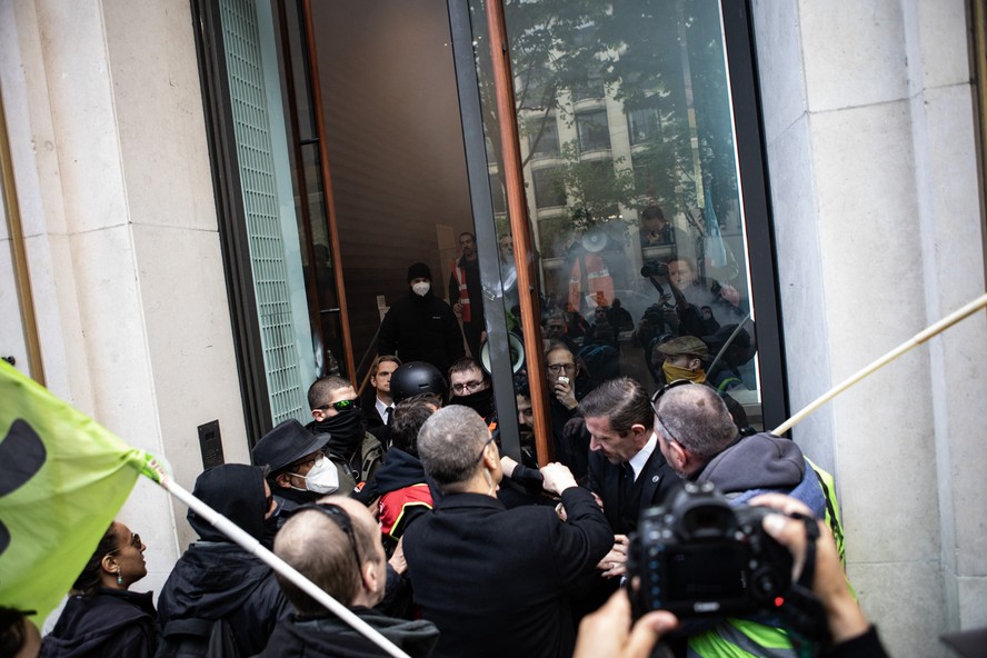 Grevistas invadem sede do conglomerado de luxo LVMH, que controla marcas como Louis Vuitton e Dior, em Paris