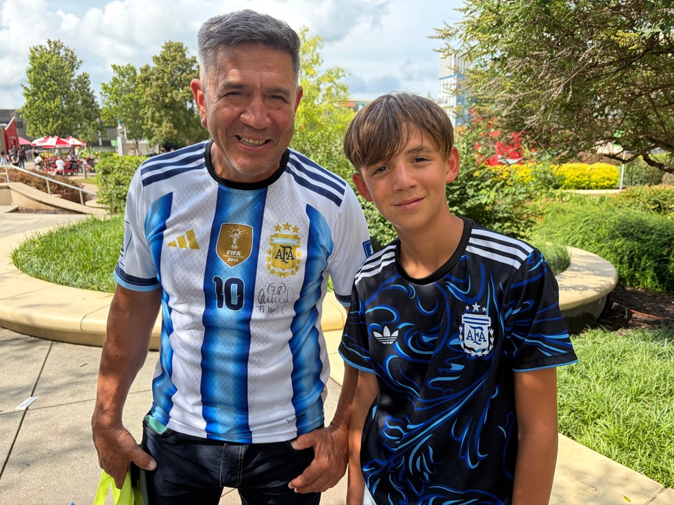 O argentino Daniel Dure e seu neto Lorenzo: ele considera a Inglaterra um rival maior que o Brasil — Foto: Rafael Oliveira