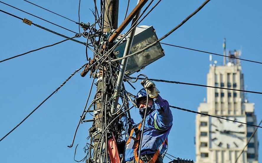 Ligações clandestinas de energia são retiradas em poste perto da Central do Brasil, no Centro do Rio