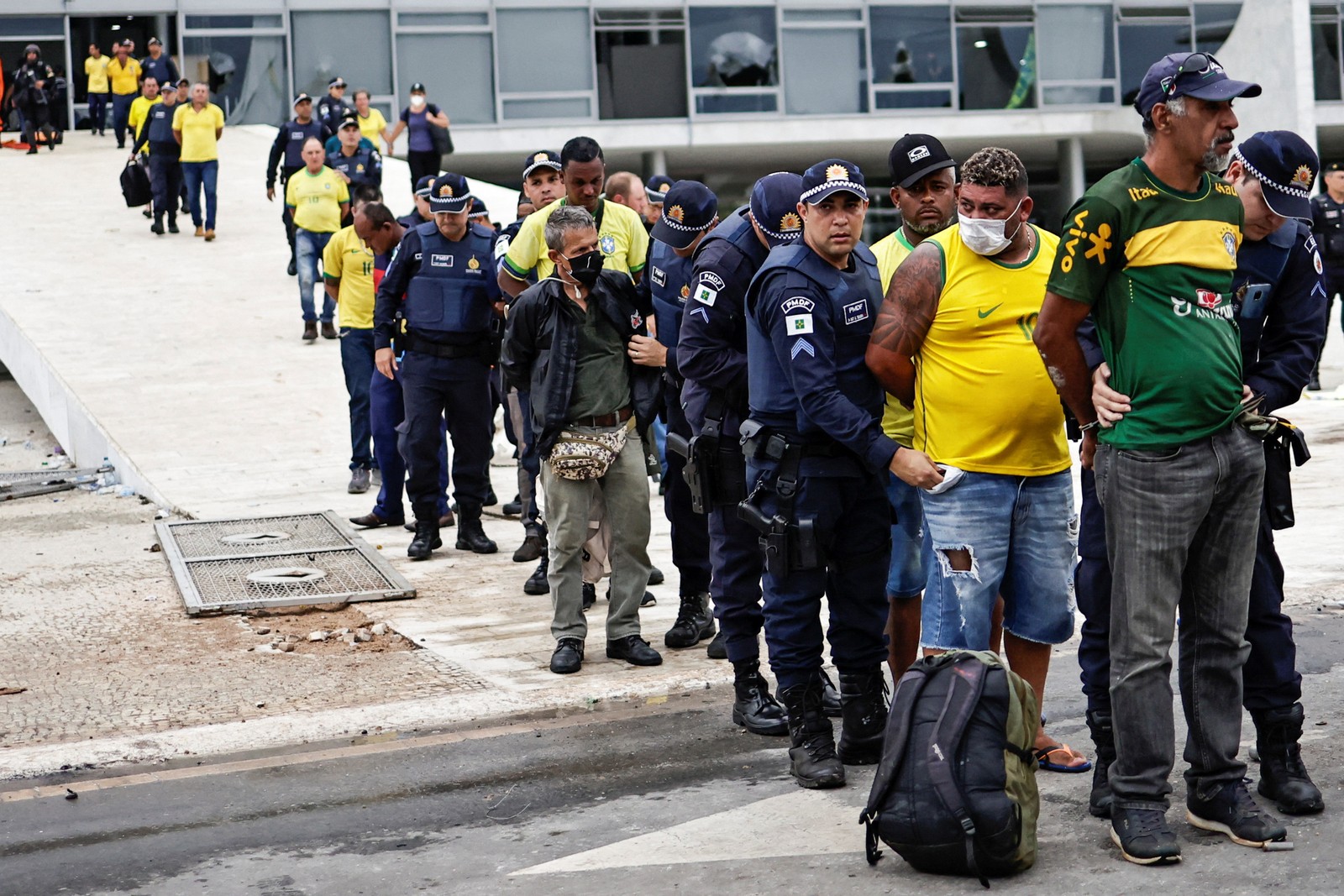 Mais de 200 bolsonaristas radicais foram presos em flagrante durante intento golpista em Brasília — Foto: Uelsei Marcelino/Reuters