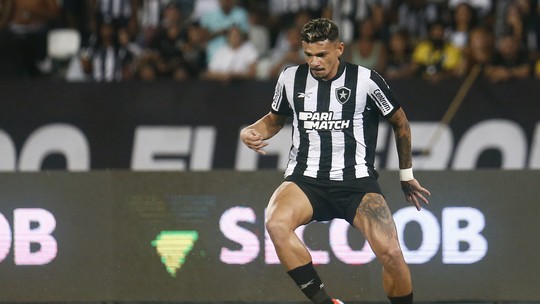 Prazo de recuperação de Tiquinho pode fazer atacante desfalcar Botafogo por até 11 jogos; saiba quais