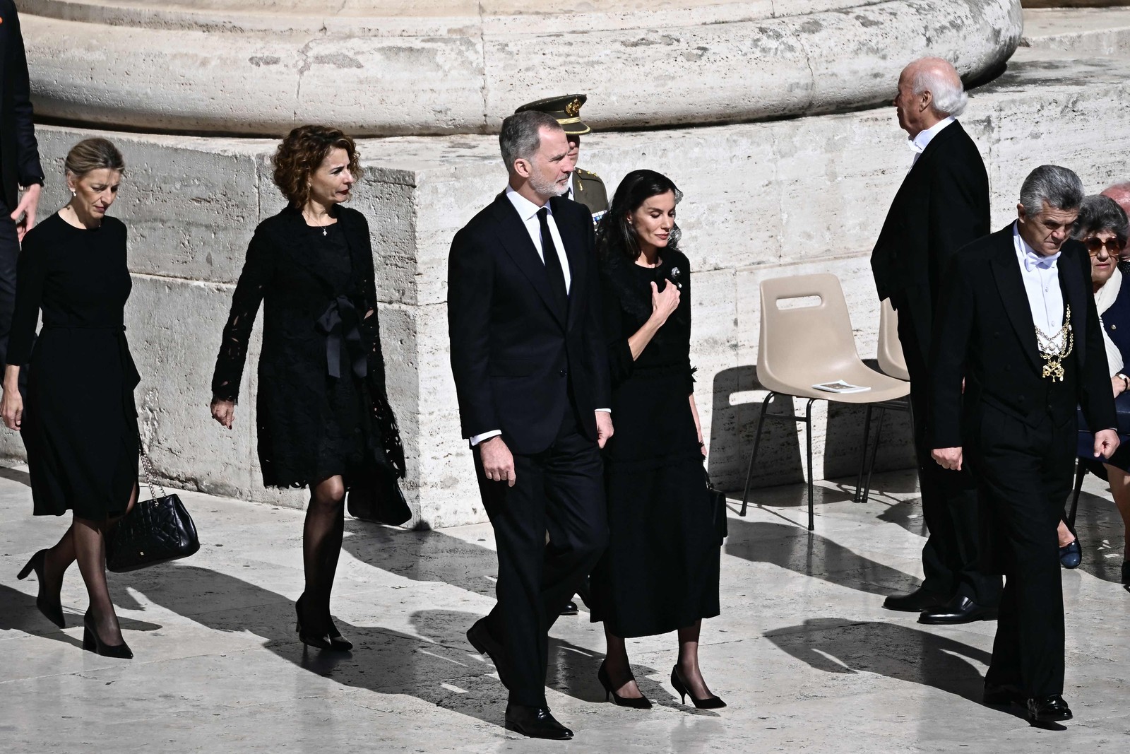 Rei Felipe VI e Rainha Letizia, da Espanha, no funeral do Papa Francisco — Foto: Filippo MONTEFORTE / AFP