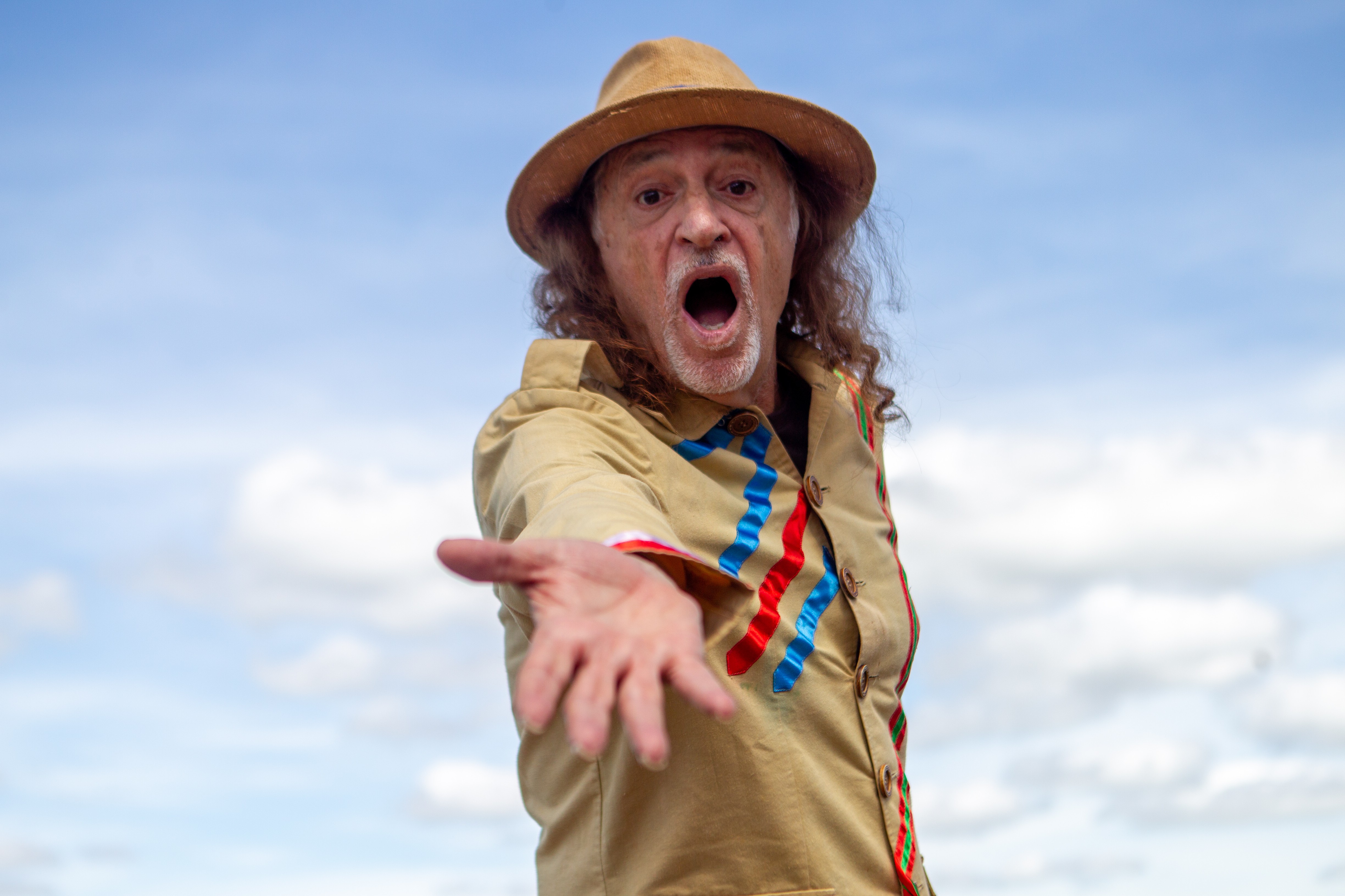 Alceu Valença chega tinindo às telas para celebrar seus 80 anos e meio século do disco ‘Vivo’