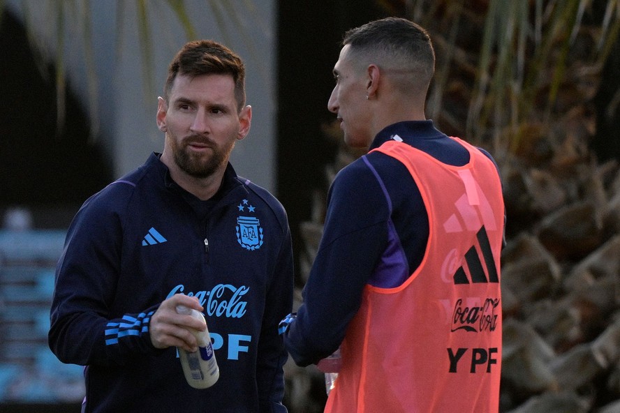 Messi com Di María: camisa 10 segue na seleção, mas futuro é enigma