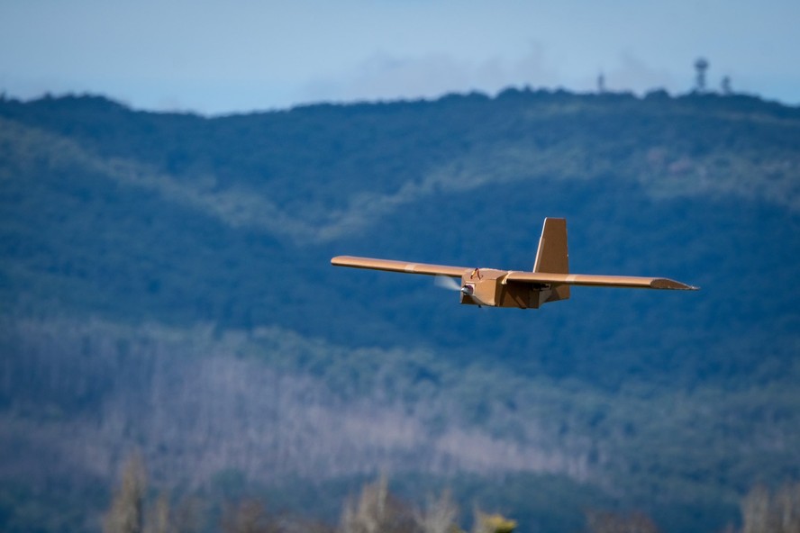 Imagem mostra drone Corvo em pleno voo